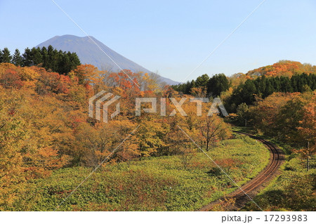 秋の羊蹄山と函館本線 17293983