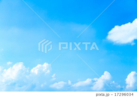 雲　綿雲　積乱雲　積雲　高積雲　青い空　白い雲　コピースペース　背景用素材　クラウド　テキスト　写真 17296034