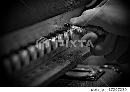 ギターアンプを調整するイメージ ギターアンプを調整するイメージ 17297239