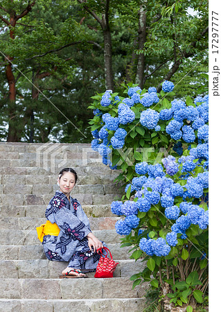 薄目の女性の写真素材