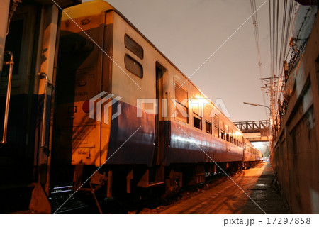 ファランポーン駅に停車中の元JR12系客車 ファランポーン駅に停車中の元JR12系客車 17297858