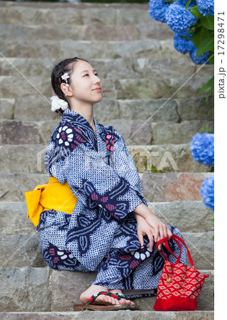 上を向いて微笑む女性 17298471