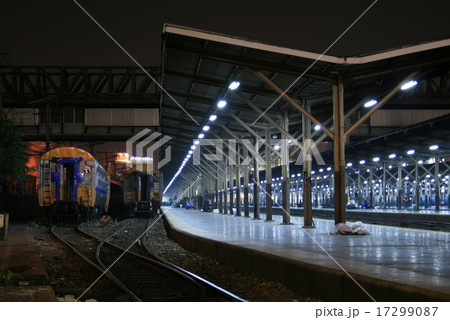 ファランポーン駅に停車中の客車 17299087