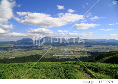 大観峰からの阿蘇 夏 横 17299791