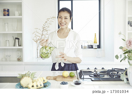明るいキッチンにいる女性 17301034
