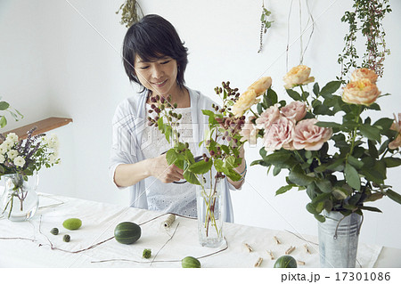 フラワーアレンジメントを楽しむ女性 17301086