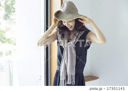 ストールをした女性 17301143