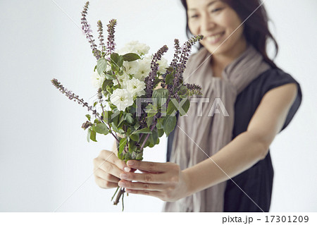 ストールをした女性 17301209