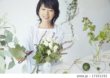 フラワーアレンジメントを楽しむ女性 17301292