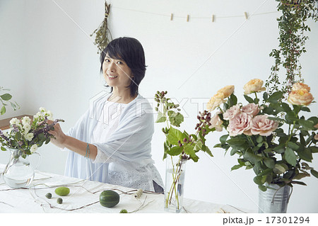 フラワーアレンジメントを楽しむ女性 17301294