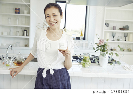 明るいキッチンにいる女性 17301334