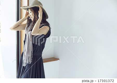 ストールをした女性 17301372