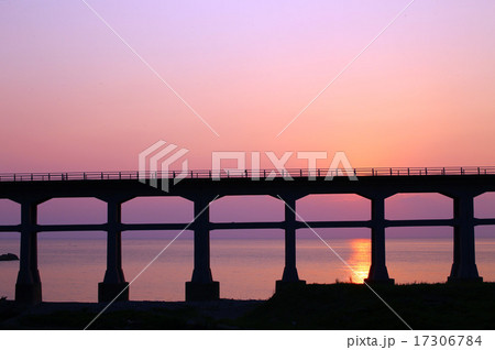 惣郷川橋梁の夕日 17306784
