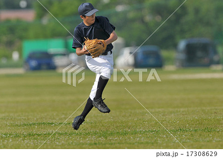 野球のジャンプスローの写真素材