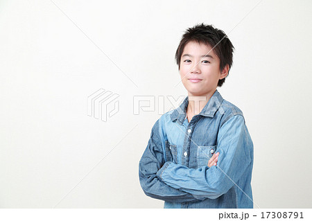 腕組みする小学生男子 17308791
