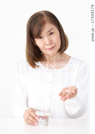 薬とシニア女性 17309579