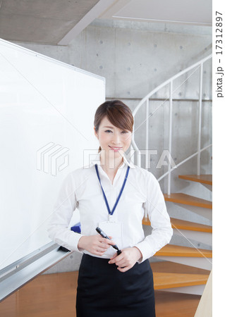 女性講師 17312897