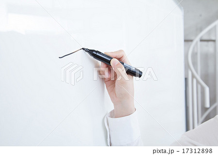 ホワイトボードに書く ホワイトボードに書く 17312898