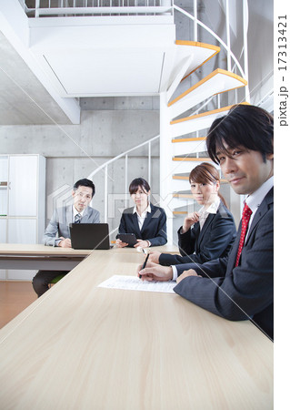 会議イメージ　4人 17313421