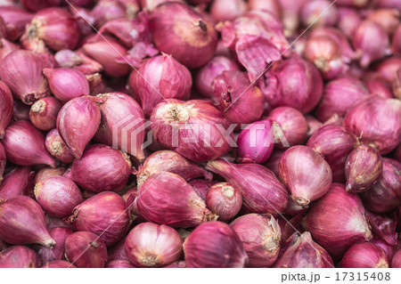 Red onions 17315408
