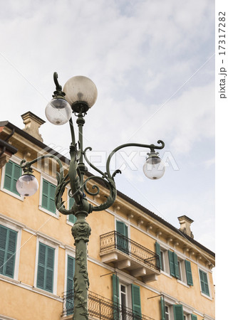 アールヌーヴォー調の街路灯越しに見るイタリアの住宅 17317282