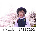 桜を背景に入園式を迎えた女の子の園児 17317292