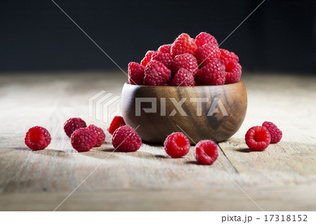 Bowl of raspberries. 17318152