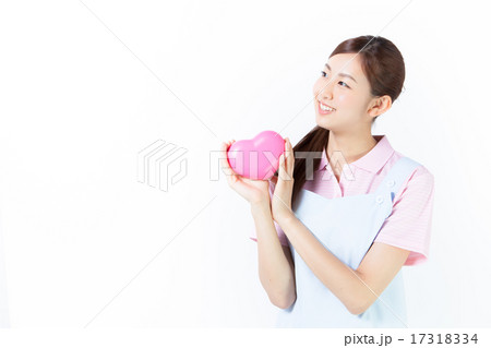 ハートマークを持つ女性ヘルパー 17318334