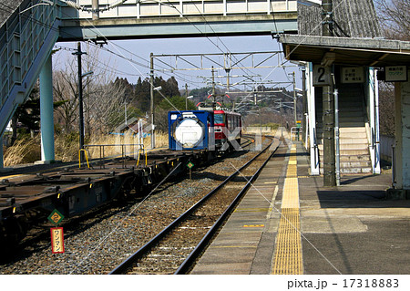 無人駅を通過する貨物列車 17318883