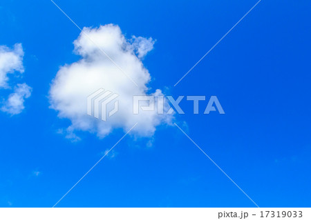 青空にぽっかり浮かんだ雲 青空にぽっかり浮かんだ雲 17319033