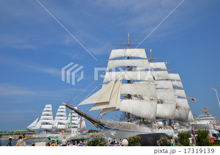 新旧の海王丸の総帆展帆 17319139