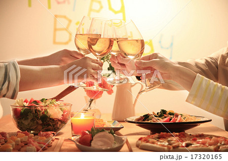 誕生日会で乾杯 誕生日会で乾杯 17320165