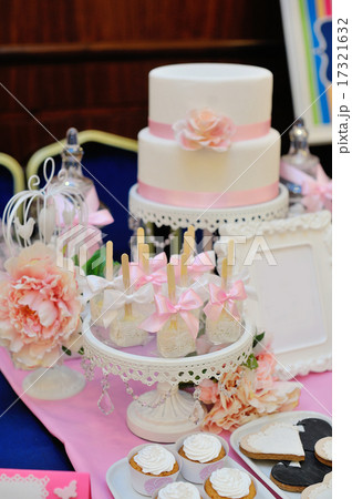 Wedding cake decorated with red roses and cupcakes 17321632