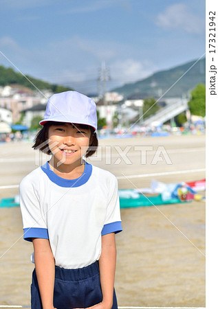 運動会に臨む女の子 体操服 赤白帽子 の写真素材