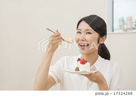 ショートケーキを食べる女性の写真素材