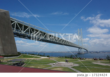 快晴の明石海峡大橋：淡路島側「道の駅あわじ」から見る 17324424