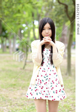 若い女性　ポートレート 17325658