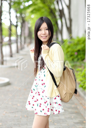 若い女性　ポートレート 17325668