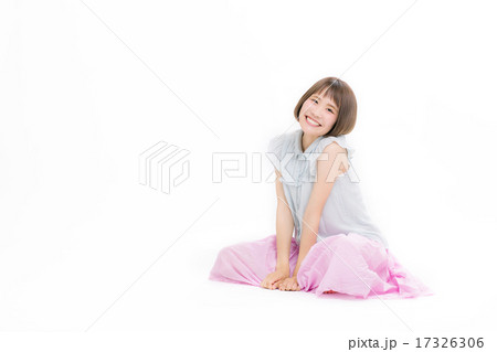 爽やかな夏服を着て座る可愛い女の子 爽やかな夏服を着て座る可愛い女の子 17326306