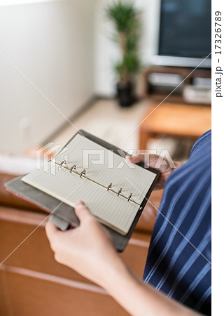 女性と手帳 17326789