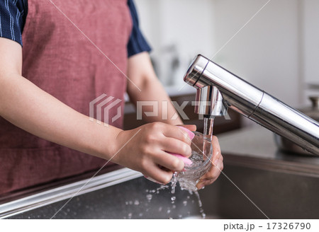 キッチンで水仕事をする20代〜30代の若い主婦 キッチンで水仕事をする20代〜30代の若い主婦 17326790