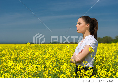 woman in yellow flower field 17327801