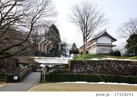 金沢城　残雪の三十間長屋と極楽橋 17329241