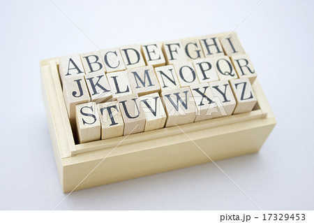 木箱に入ったアルファベット 17329453