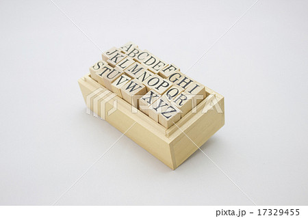 木箱に入ったアルファベット 木箱に入ったアルファベット 17329455