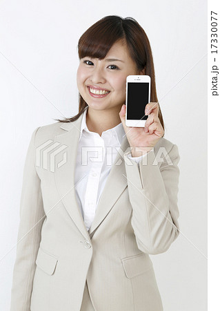 スマホを見せる女性の写真素材