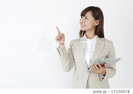 タブレットを持って指さす女性 17330078