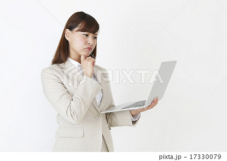ノートPCを持って考える女性　 17330079