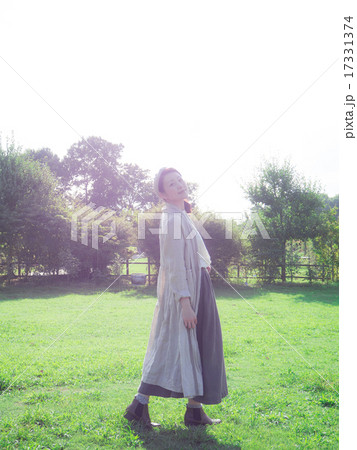 散歩する女性 散歩する女性 17331374