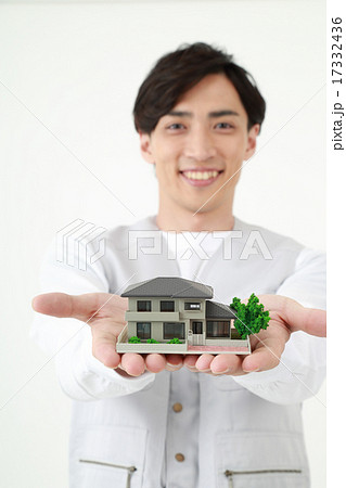 家を持つ建設作業者 家を持つ建設作業者 17332436